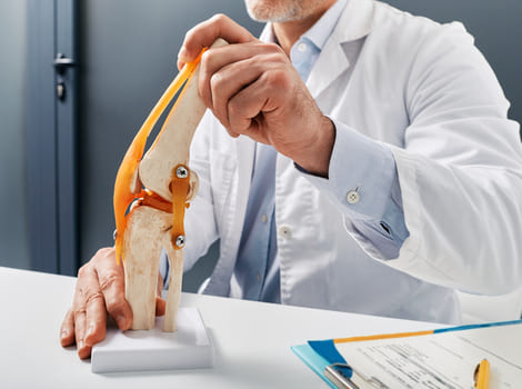 iStock-1479961383 (2) doctor showing knee model
